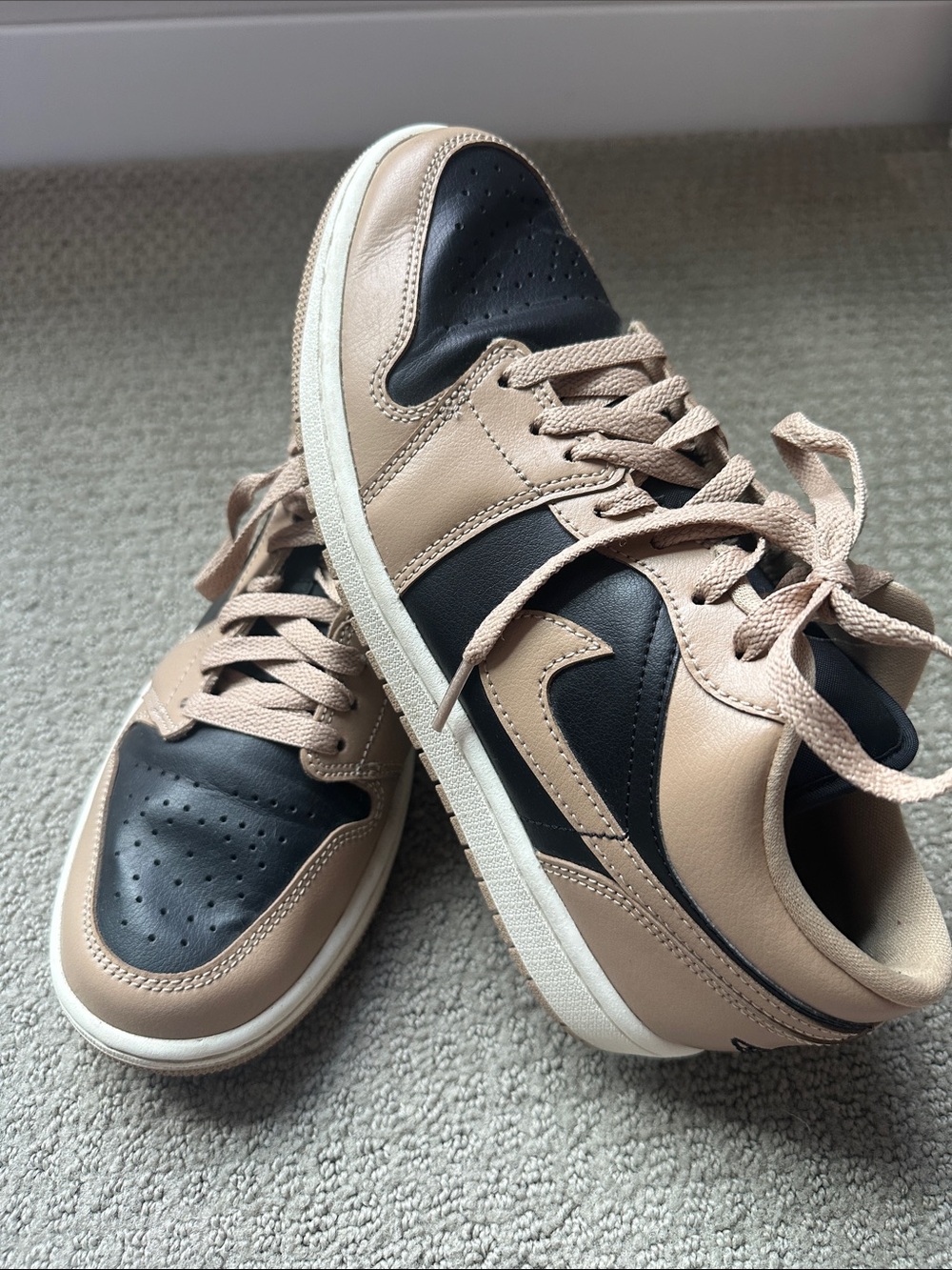 Nike Low-Top Sneakers in Beige and Black